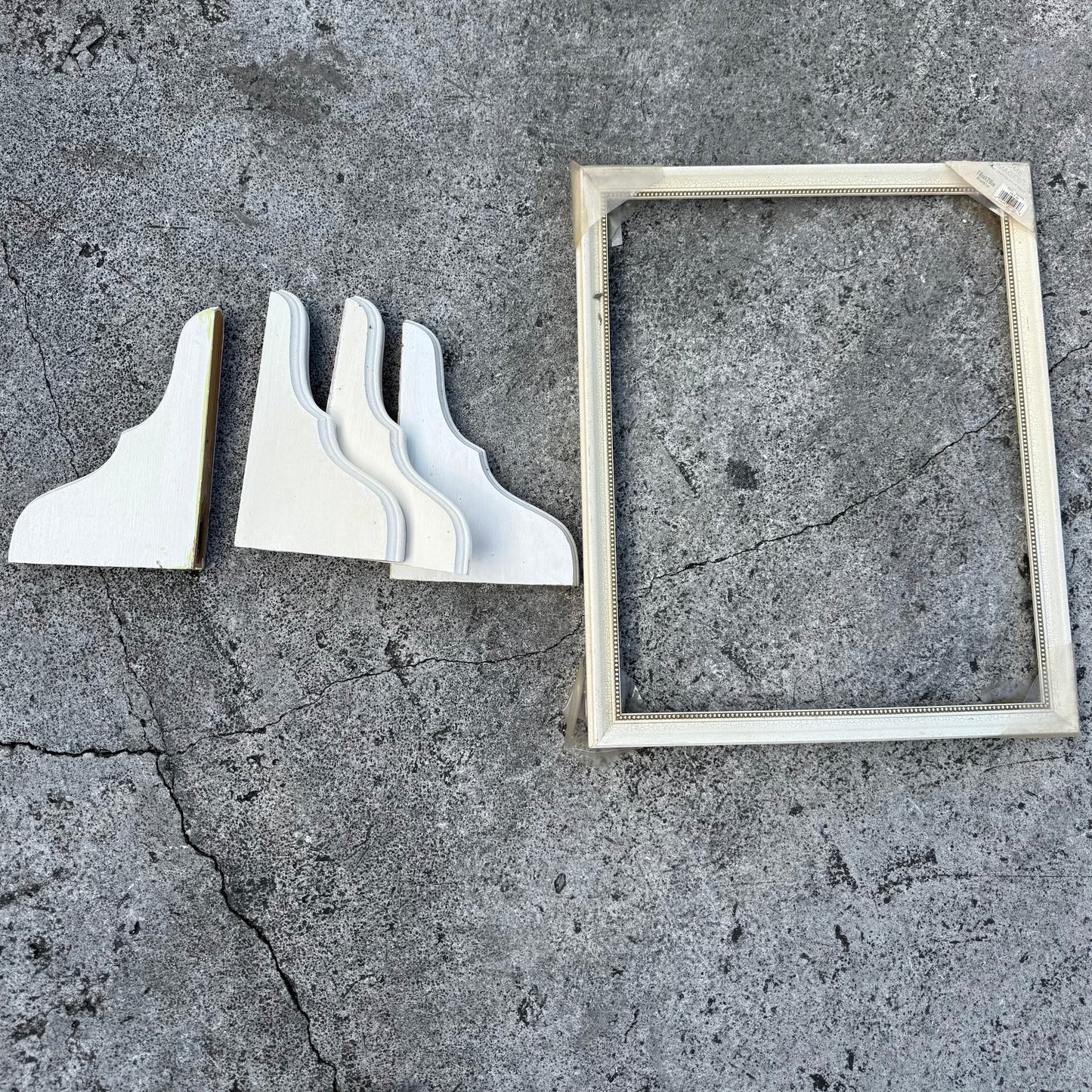 2 Complete Wooden Shelves w/ Decorative Brackets + Frame