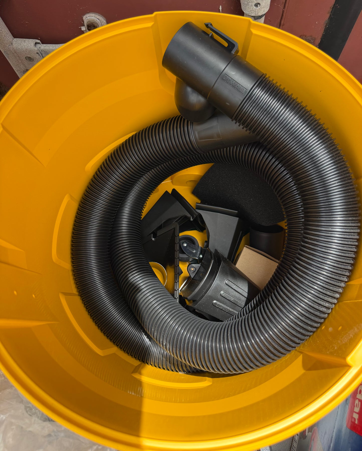 DEWALT Stealthsonic Quiet 12-Gallon 5.5 HP Corded Wet/Dry Shop Vacuum