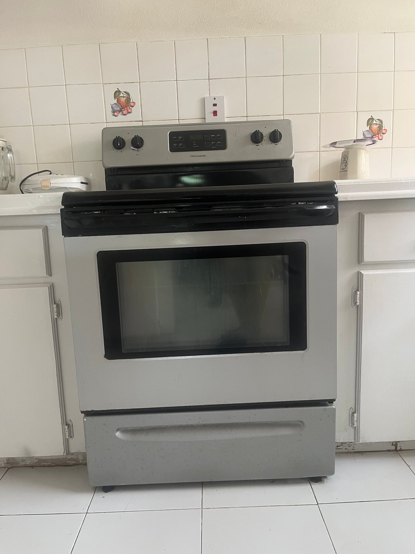Frigidaire 30" Electric Stove w/ Oven + Pans