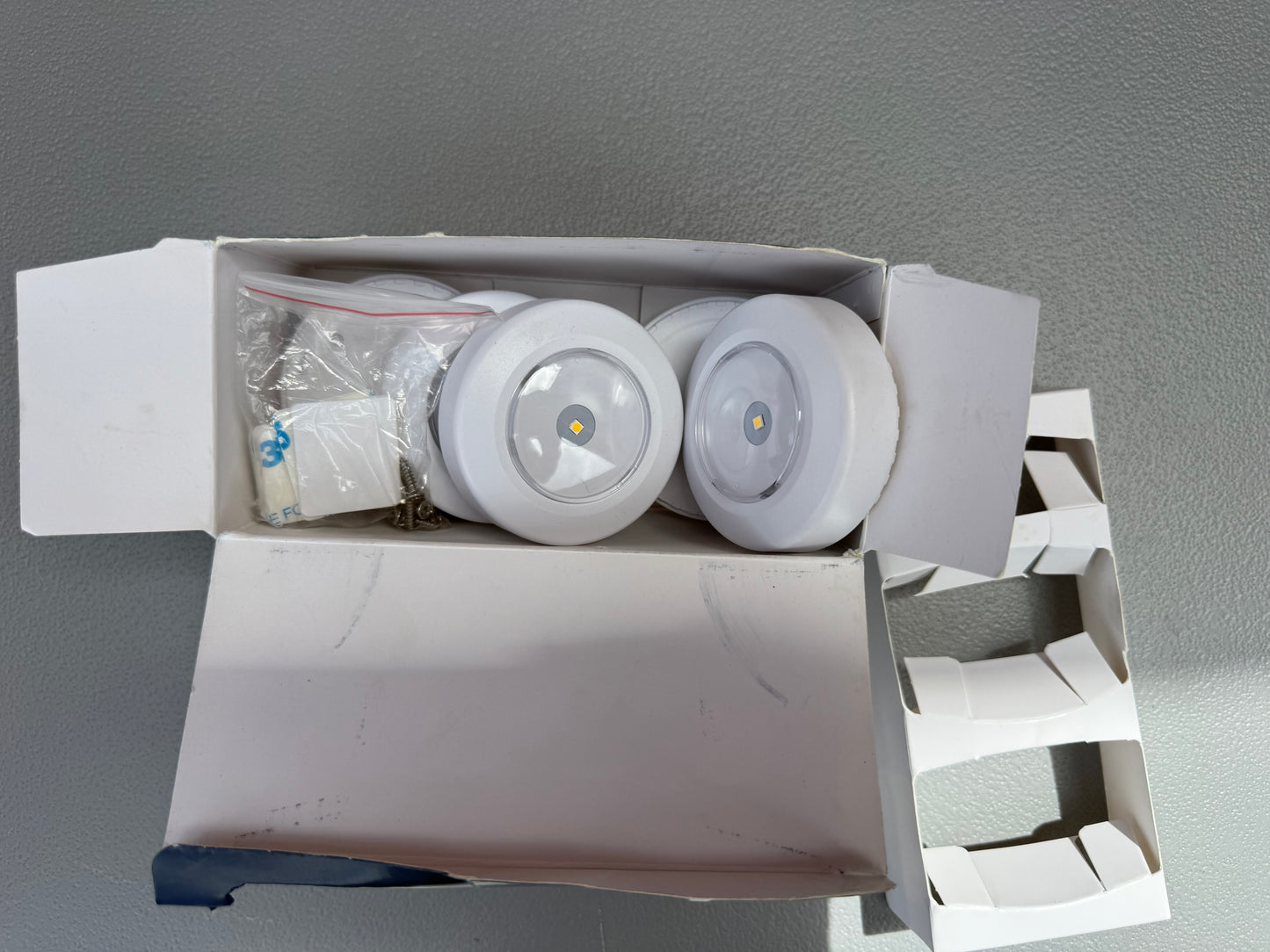 Project Source LED Puck Light 5 Pack 2.6-in Battery LED Under Cabinet Puck Light