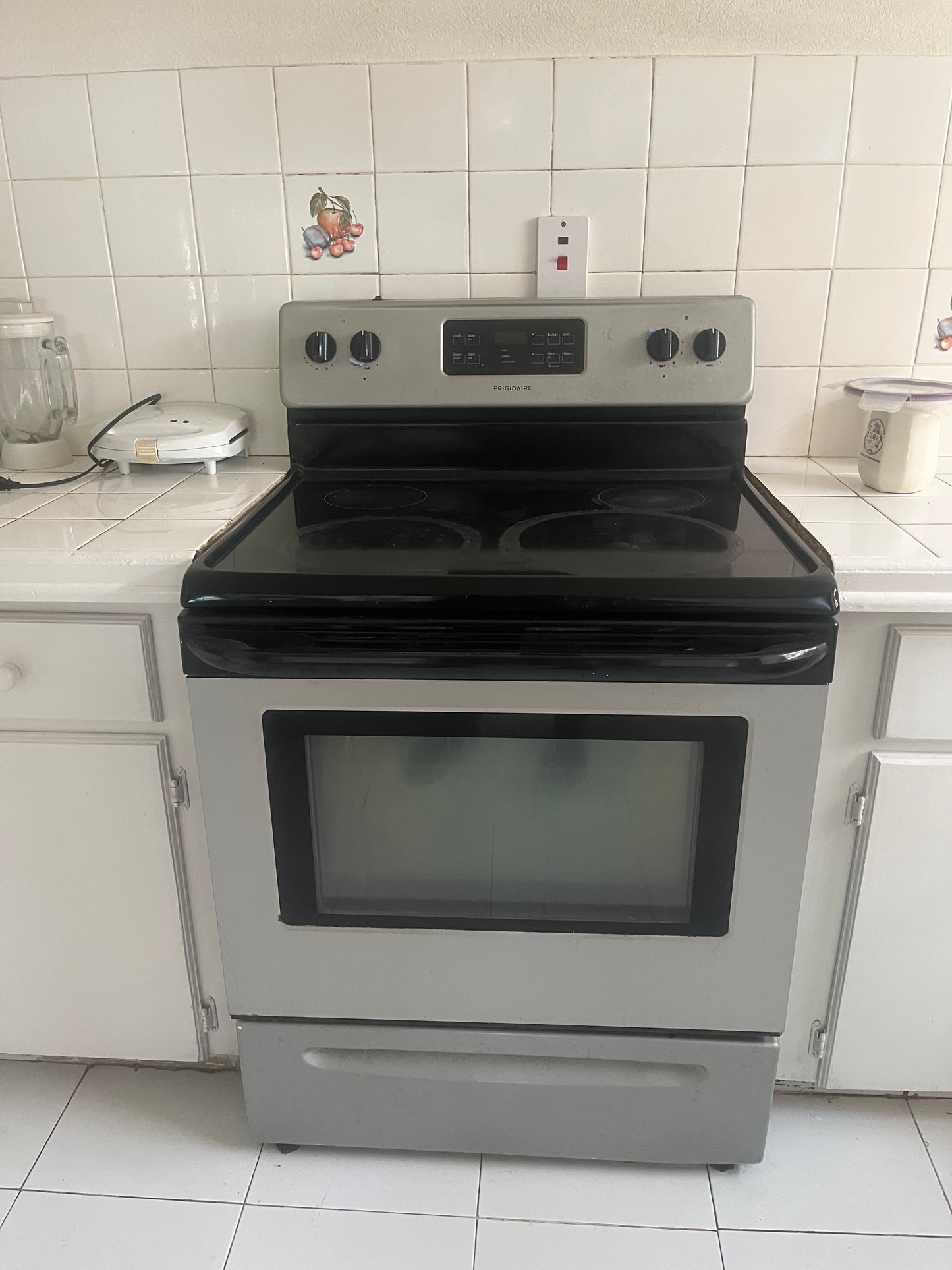 Frigidaire 30" Electric Stove w/ Oven + Pans
