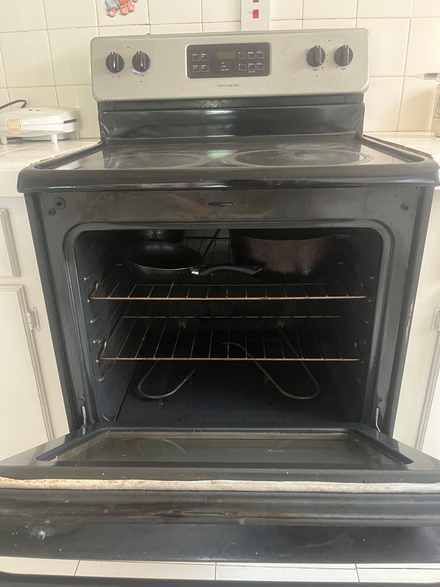 Frigidaire 30" Electric Stove w/ Oven + Pans
