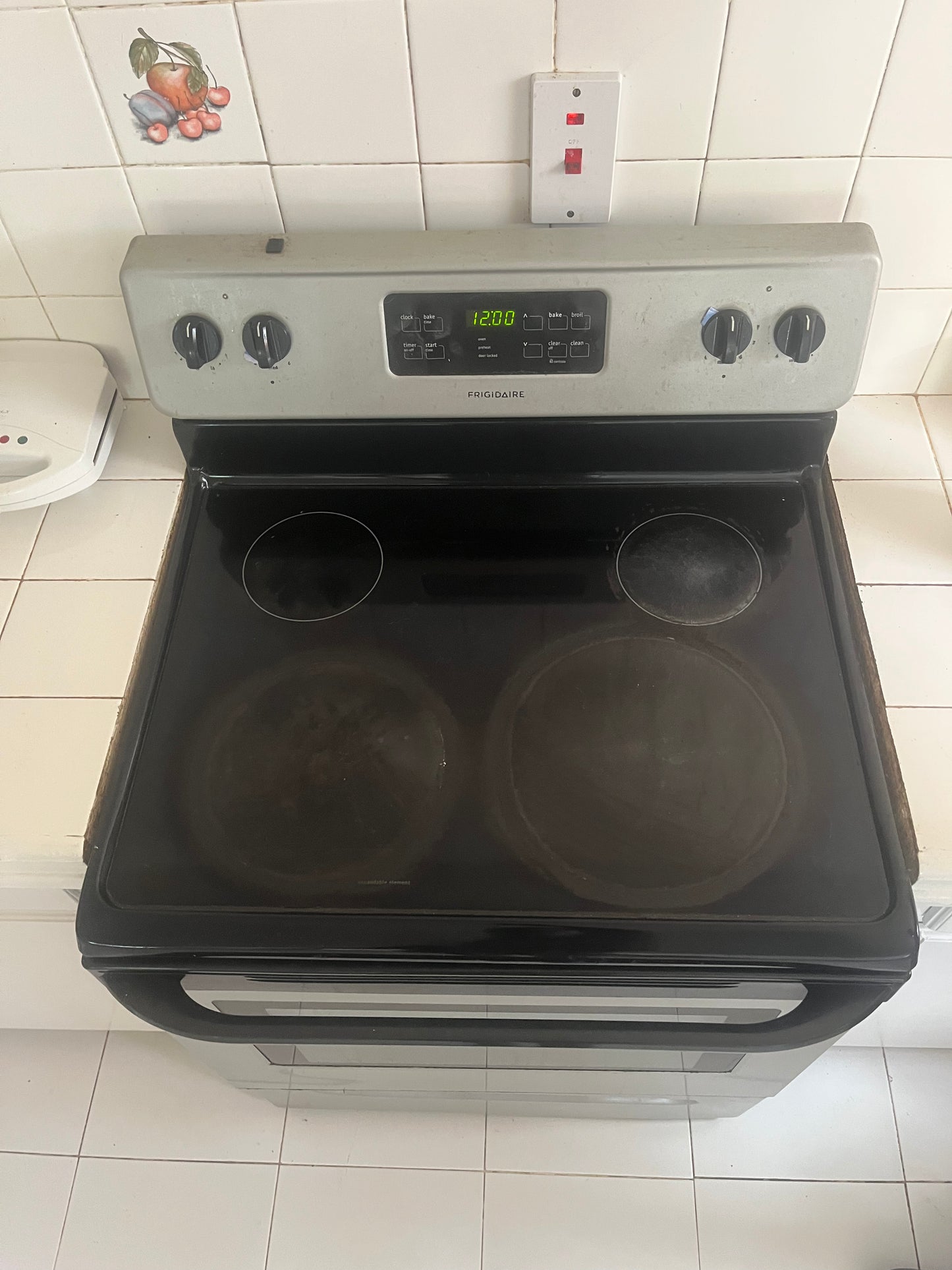 Frigidaire 30" Electric Stove w/ Oven + Pans