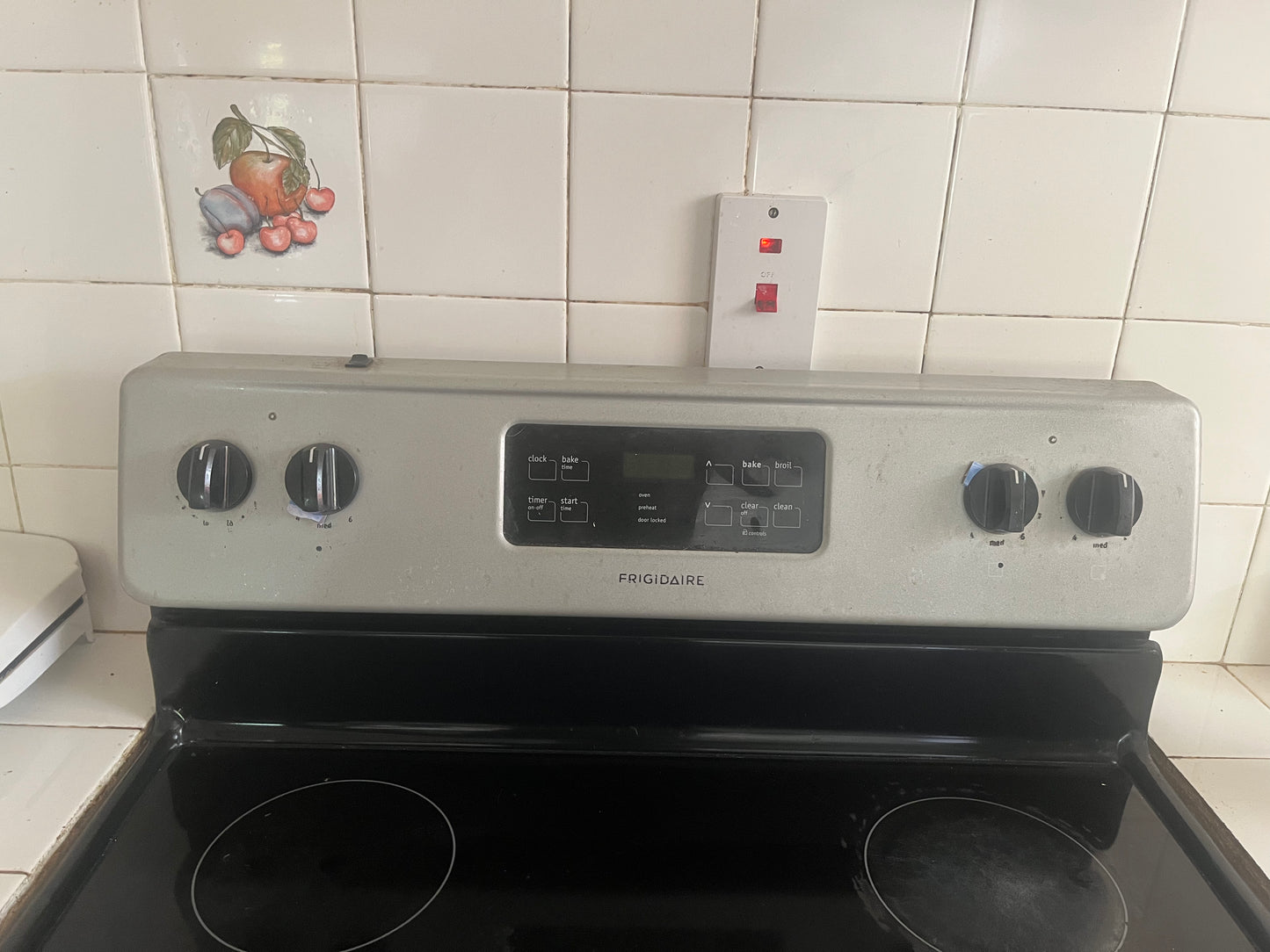 Frigidaire 30" Electric Stove w/ Oven + Pans